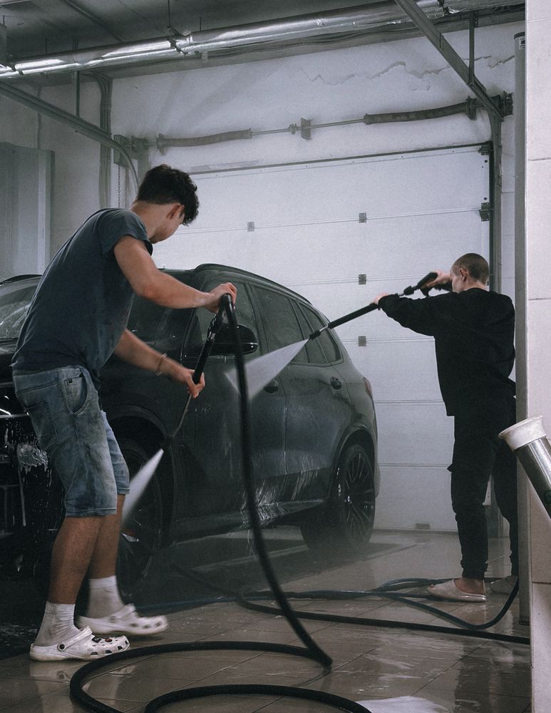 Tim Autopere ispred praonice automobila