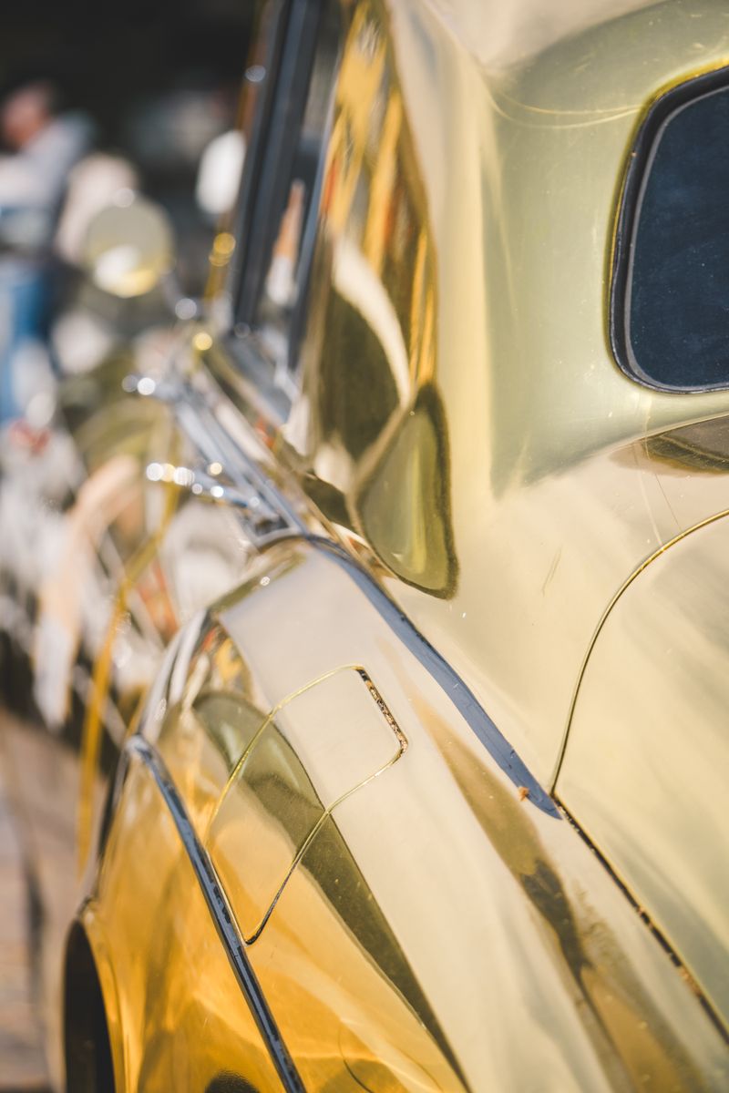 Refleksija svjetla na poliranom laku automobila